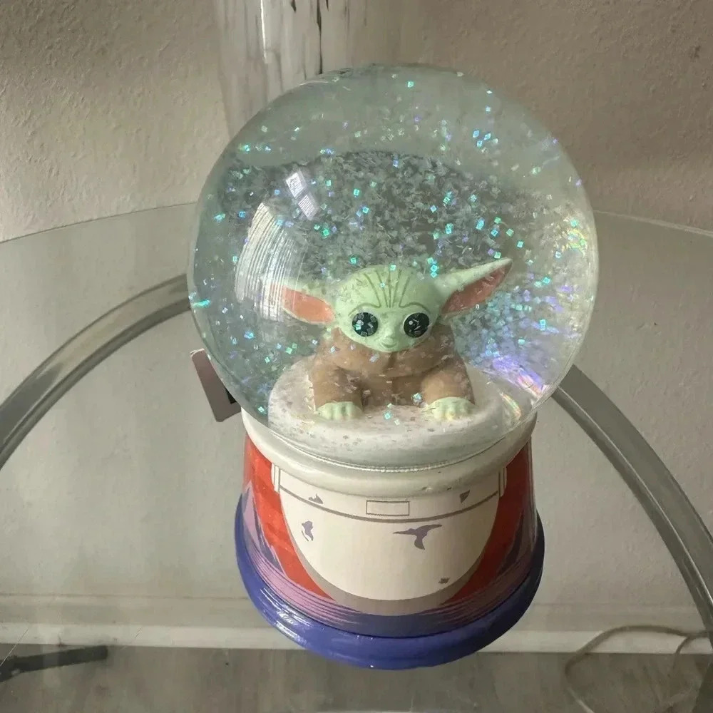Star Wars baby yoda snow globe